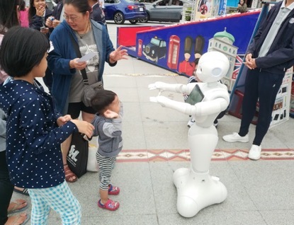 機器人Pepper廣場帶動唱
